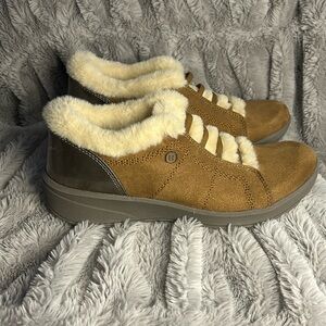 NWOT Bzees Golden Bootie - 7M - Tan / Cream